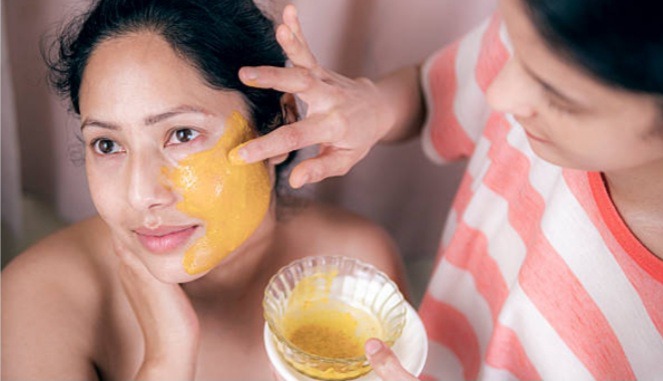 Reasons Why You Need to Start Using Turmeric on Your Skin (and How)