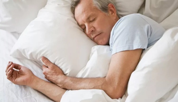 You’ve Been Using Your Pillow Wrong – Sleep Expert Urges People To Make Beneficial Change (BREAKING₦