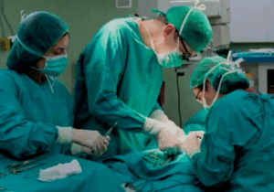 2 Reasons Why Doctors Wear Green or Blue Attire During Operation