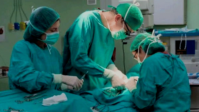 2 Reasons Why Doctors Wear Green or Blue Attire During Operation 2 Reasons Why Doctors Wear Green or Blue Attire During Operation