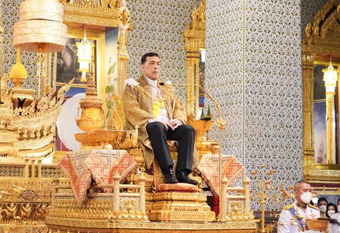 4 Wives, 300 Cars, 38 Private Jets And Gold Boats: Meet The Richest King In The World